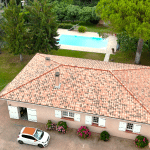 Rénovation d’une toiture en tuiles sur une maison avec piscine près de Toulouse