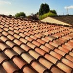 Toiture rénovée en tuiles terre cuite, réalisée par un couvreur professionnel à Toulouse.