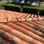 Finition du faîtage ventilé sur une toiture en tuiles terre cuite rénovée à Toulouse
